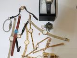 un grand nombre de montres posées sur la table