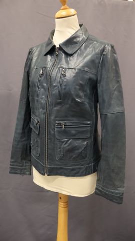 MAC DOUGLAS – Blouson en cuir couleur jean. Taille 42. Bon état.
