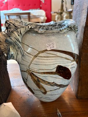 un vase posé sur une table dans une pièce