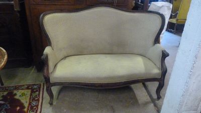 une chaise qui se trouve dans le coin d'une pièce