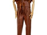 mannequin vêtu d'un pantalon en cuir marron et d'un col en fourrure