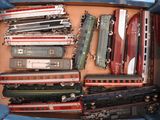 beaucoup de petits trains dans une boîte posée sur la table