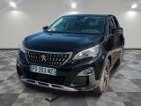le 4x4 noir est garé sur un sol en damier dans le garage
