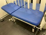 un lit d'hôpital bleu et blanc dans une chambre