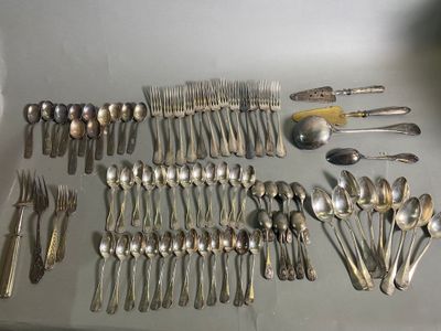 de nombreuses cuillères et fourchettes disposées sur la table