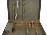 une vieille valise qui contient tout un tas d'outils