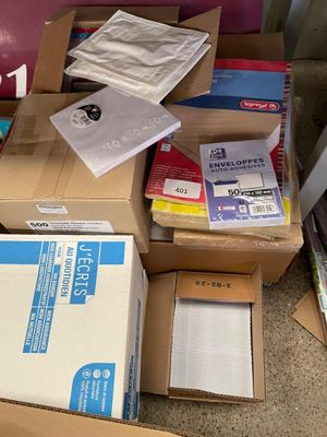 de nombreuses boîtes de courrier posées les unes à côté des autres sur le sol