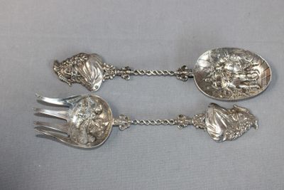 Couvert en argent repercé à décor d'une scène de taverne et …