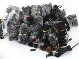 une pile de sacs de voyage posée sur une table