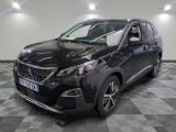la voiture noire est garée sur un sol en damier dans le garage