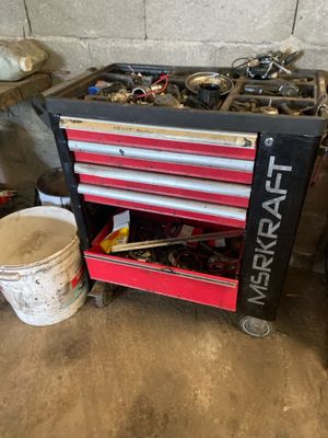 un chariot à outils contenant des outils, dans un garage