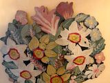 une photo d'un vase de fleurs accrochée au mur