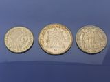 trois types de pièces différents exposés sur un fond bleu