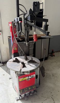 une machine qui se trouve dans un garage
