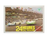 une affiche représentant deux voitures de course filant sur le circuit