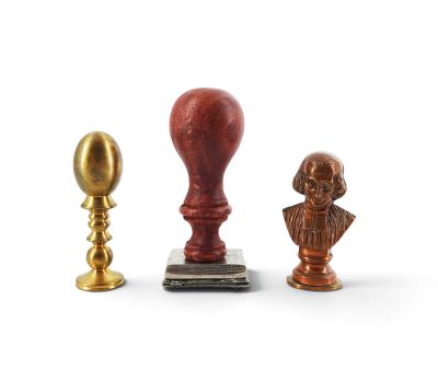 Trois types différents de figurines sont exposés sur un fond blanc