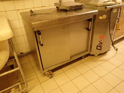 une cuisine avec un évier et une cuisinière
