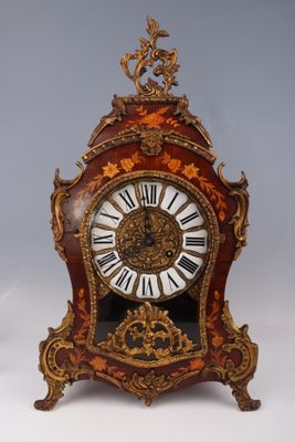 une horloge posée sur une table