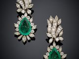 une paire de boucles d'oreilles en émeraude et diamant