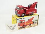 un camion-jouet rouge surmonté d'une grue