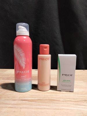 un flacon de lotion et une boîte de lotion posés sur une table
