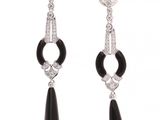 une paire de boucles d'oreilles noires et blanches serties de diamants
