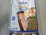 deux sacs de croquettes posés sur une table