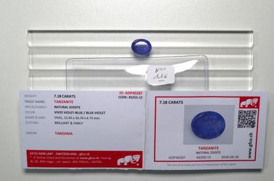 une photo d'une carte d'identité à laquelle est attaché un anneau bleu