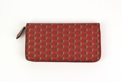 une image représentant un portefeuille rouge orné d'un motif