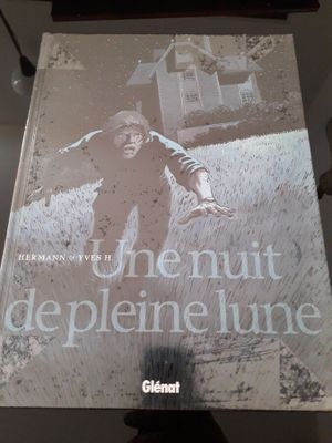 une photo d'un livre posé sur une table