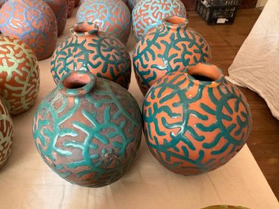 de nombreux vases posés sur une table