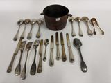 un assortiment d'argenterie comprenant des fourchettes, des cuillères et des cuillères