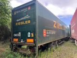 un camion garé sur le côté de la route