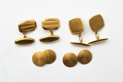 quatre paires de boutons de manchette en or et une paire de boutons de manchette