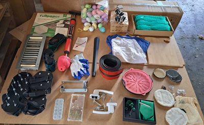 une table sur laquelle se trouvent de nombreux objets