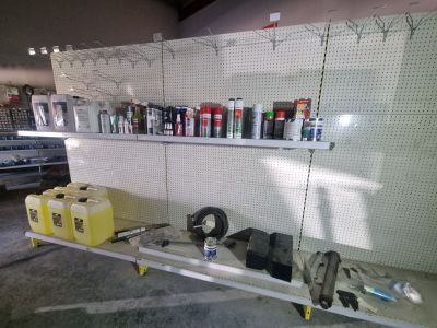 une étagère sur laquelle sont posés divers objets, dans un garage