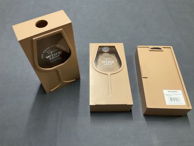 deux boîtes contenant chacune une montre, posées sur une table