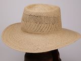 une image représentant un chapeau de paille posé sur une tête de mannequin