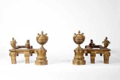 deux vases dorés et un banc sur fond blanc
