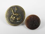 un gros plan d'un bouton orné d'un lapin