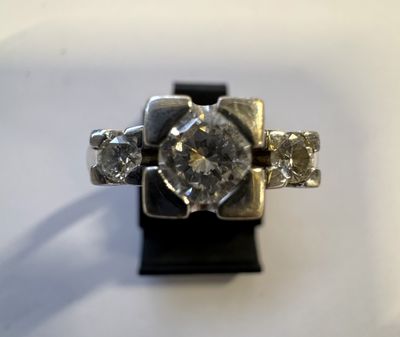 une photo d'une bague en diamant posée sur un socle noir