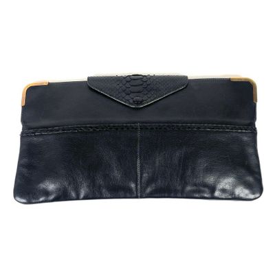 CHLOÉ : Pochette en cuir noir, rehaussée d'un rabat en cuir …