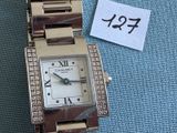 une montre posée sur une table avec une étiquette de prix