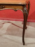 Table de salon en noyer à pieds cambrés. (photo 4)