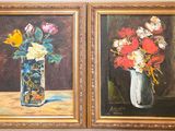 deux tableaux représentant des fleurs dans des vases posés sur une table, avec un mur en arrière-plan