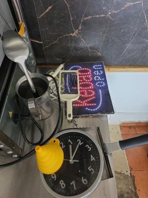 une horloge posée sur une table à côté d'une tasse de café