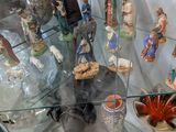 de nombreuses figurines exposées dans une vitrine