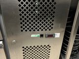 une machine posée sur le sol de la cuisine