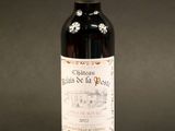 une bouteille de vin posée sur une table