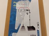 une boîte de papier toilette posée sur une table, dans laquelle se trouve un distributeur de papier toilette